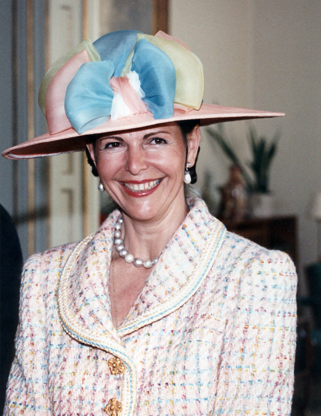 Silvia i bå, rosa och gul hatt