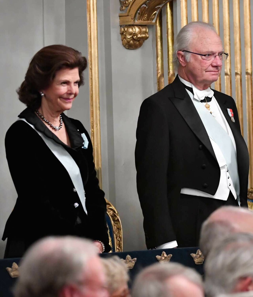 Kungen var sammanbiten, men drottningen kostade på sig ett svagt leende. Kungaparet vid Svenska Akademiens högtidssammankomst. Kungen var sammanbiten, men drottningen kostade på sig ett svagt leende.