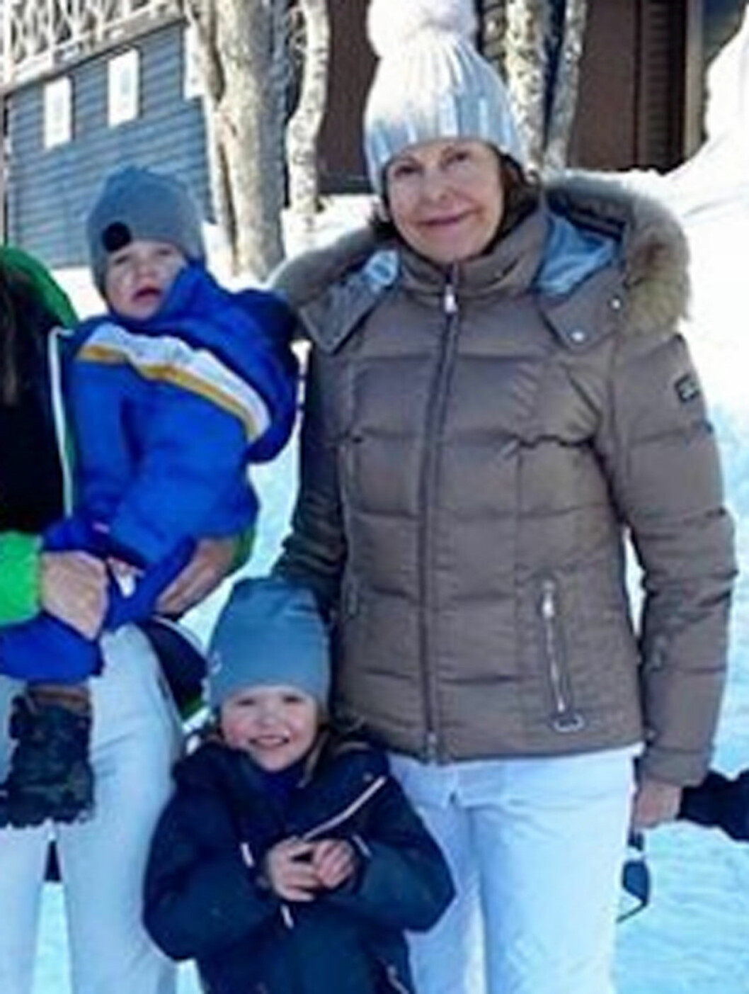 Vi håller tummarna för att drottning Silvia kan få lite extra barnbarnstid, i vanliga fall är hon ju alltid så upptagen. Drottning Silvia i Storlien med barnbarnen prins Gabriel och prins Alexander.