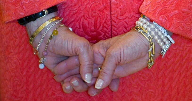 Till vänster ser vi drottning Silvias Love Bracelet från Cartier i guld. Drottning Silvias Love Bracelet
