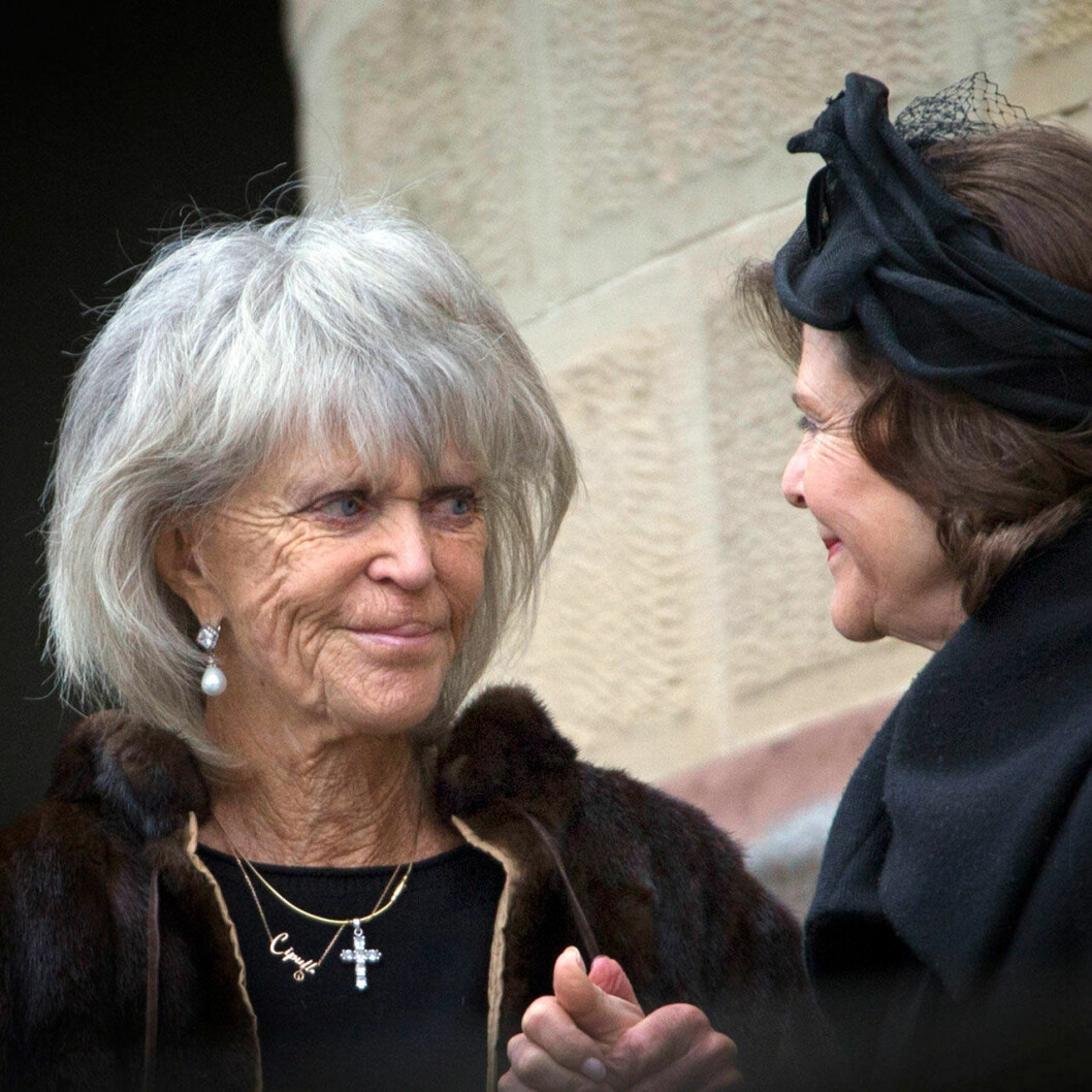 Svägerskan Silvia var en fin tröst när Birgitta begravde sin Hansi. Svägerskan Silvia tröster prinsessan Birgitta under Hansis begravning.