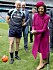 Drottning Silvia testar den gaeliska sporten hurling under statsbesöket på Irland.
