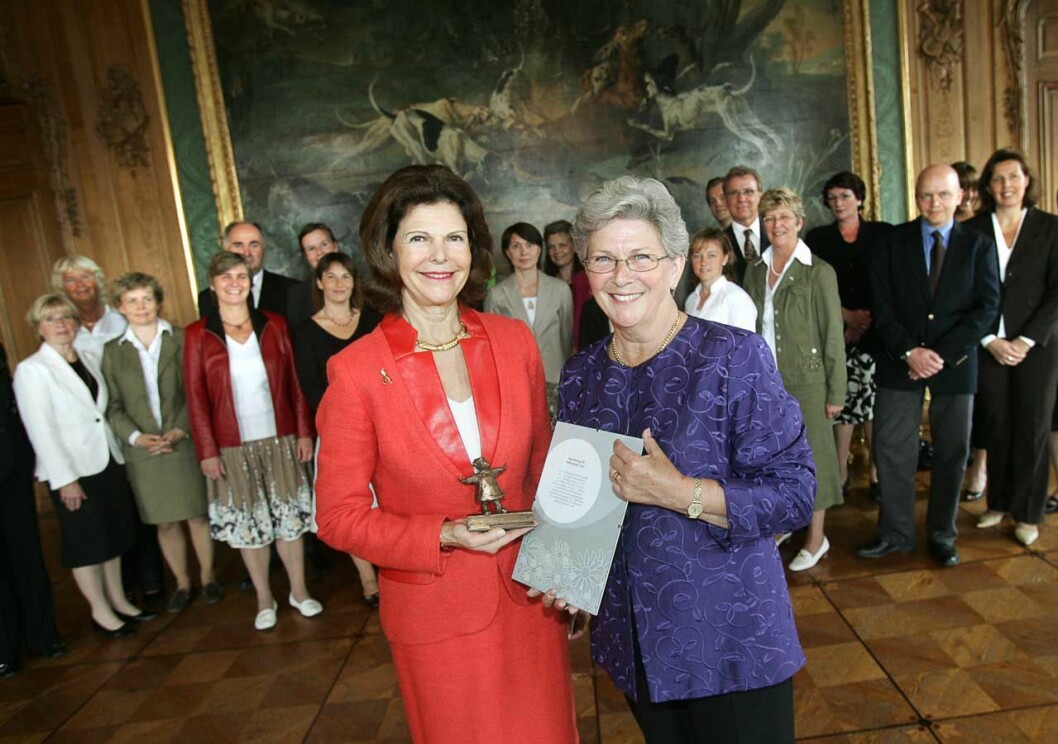 Drottningen med Ingela Thalén när BRIS-priset delades ut på slottet. Drottning Silvia fick BRIS-priset 2007.