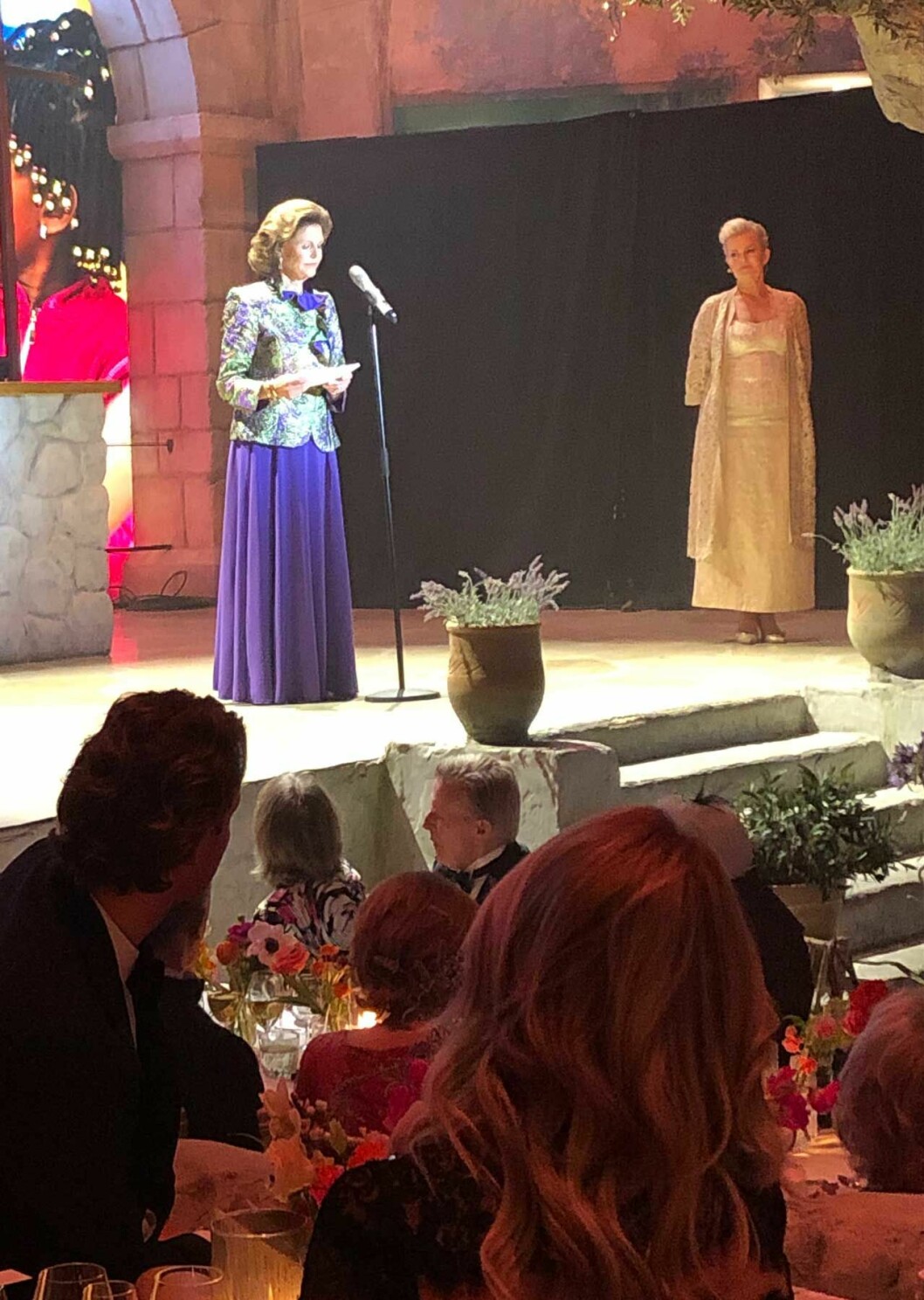 Drottning Silvia på scen. Det blev ett känslosamt tal. Drottning Silvia på scenen under Childhood-festen på Tyrol.