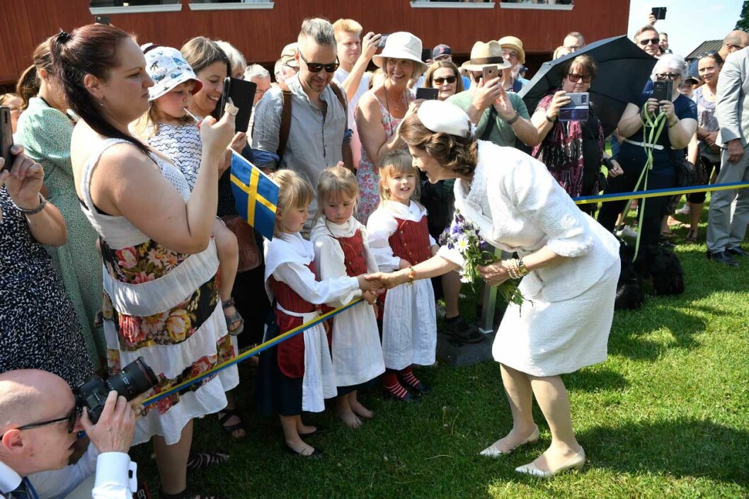 Drottning Silvia hälsar på tre flickor i folkdräkt! Drottning Silvia hälsar på tre flickor i folkdräkt!