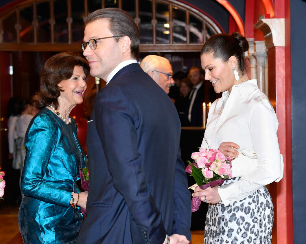Drottningen firades stort. Drottning Silvia med prins Daniel och kronprinsessan Victoria, när hon firades av Lilla Akademien på Vasateatern.