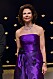 Drottning Silvia klädd i en axelbandslös aftonklänning i lila.