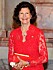 Drottning Silvia i en röd spetsklänning.