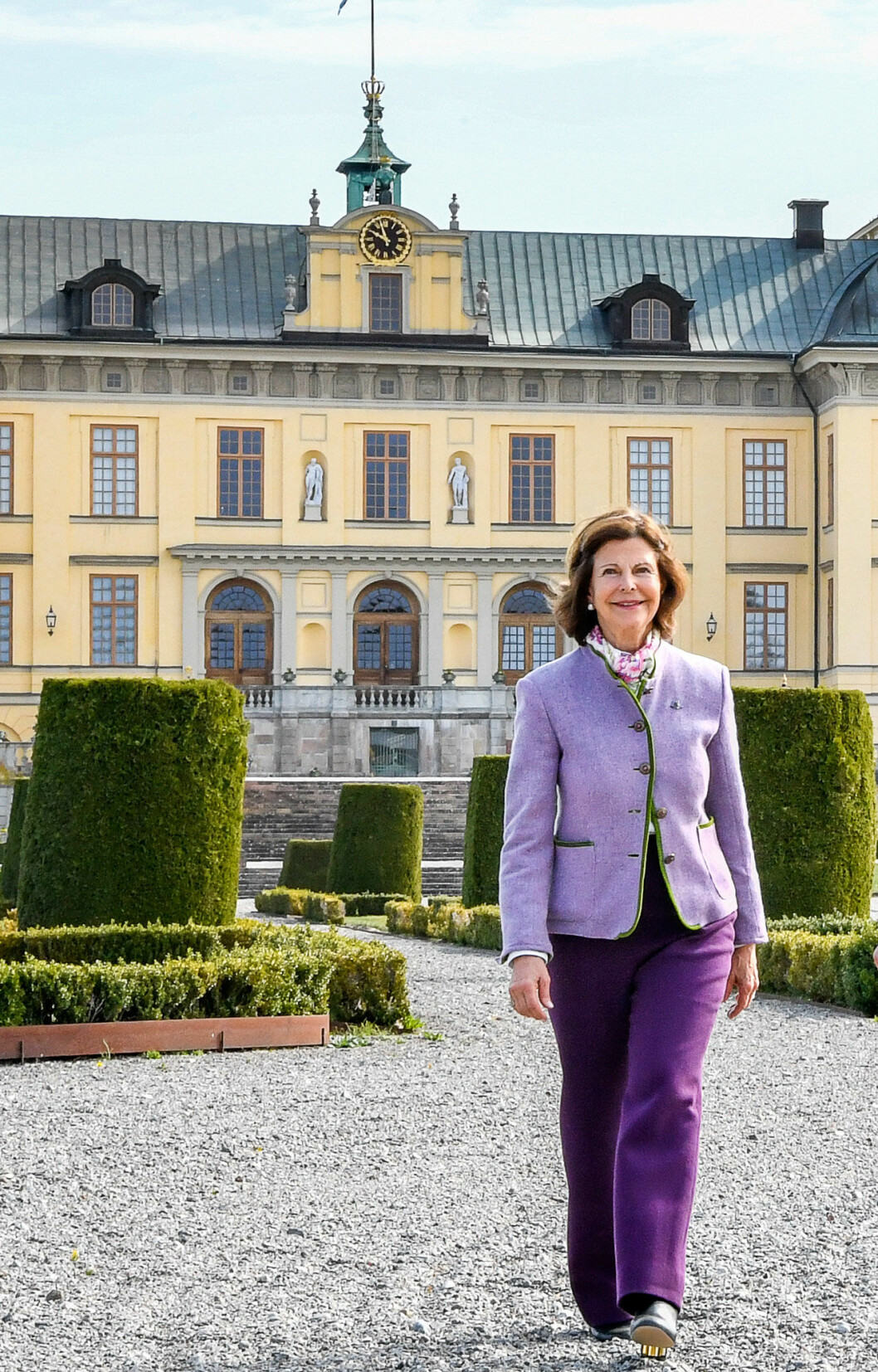 Hemma på Drottningholm. Drottning Silvia framför Drottningholms slott.