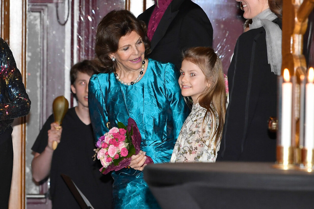 Silvia tog med sig Estelle till teateruppsättningen av musikskolan Lilla Akademin, som Silvia är beskyddare av. Silvia tog med sig Estelle till teateruppsättningen av musikskolan Lilla Akademin, som Silvia är beskyddare av.