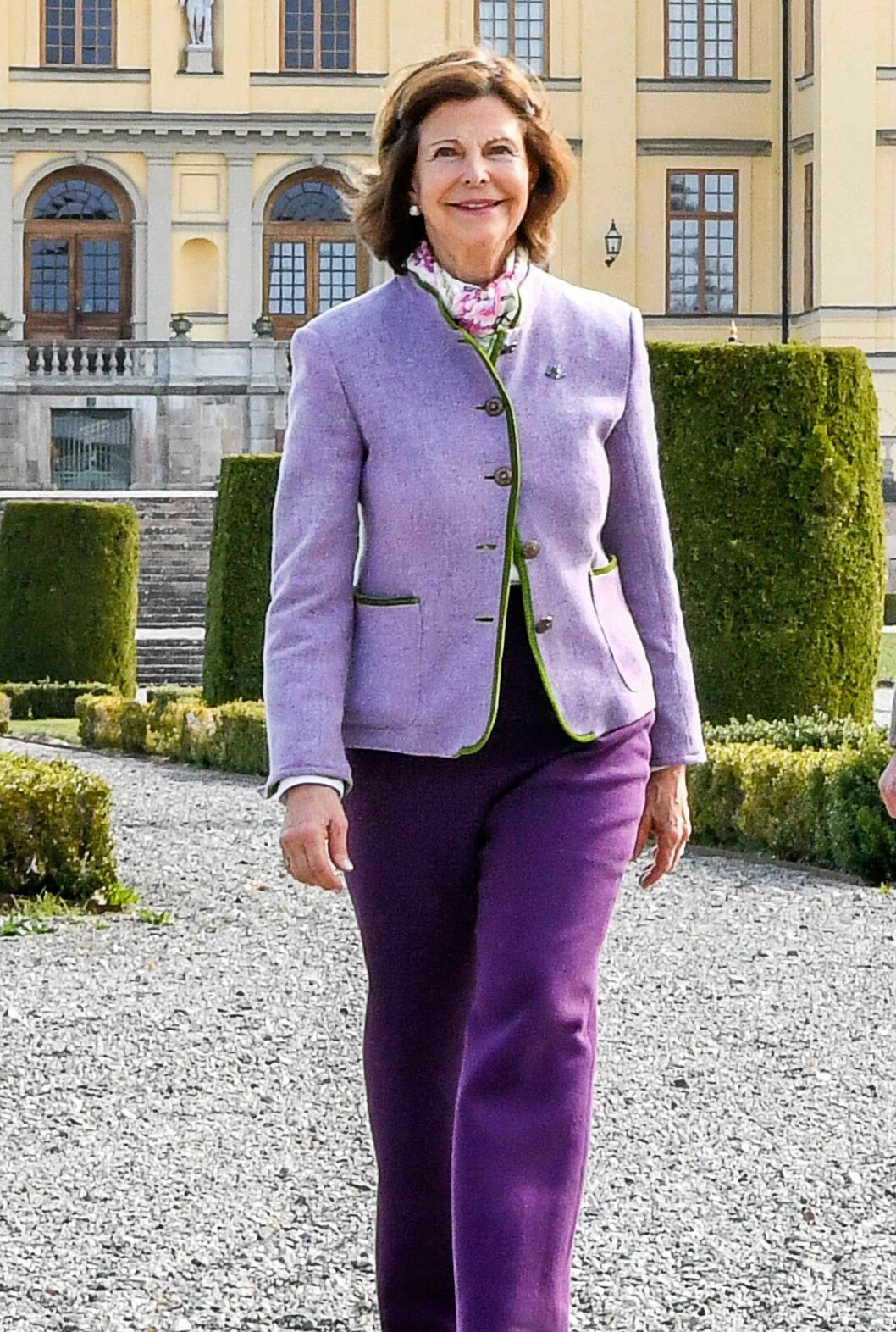 Drottningen kan vara nöjd med sin överraskningspresent. Och ikväll fortsätter firandet tillsammans med familjen. Drottning Silvia på Drottningholm, klädd i lila.