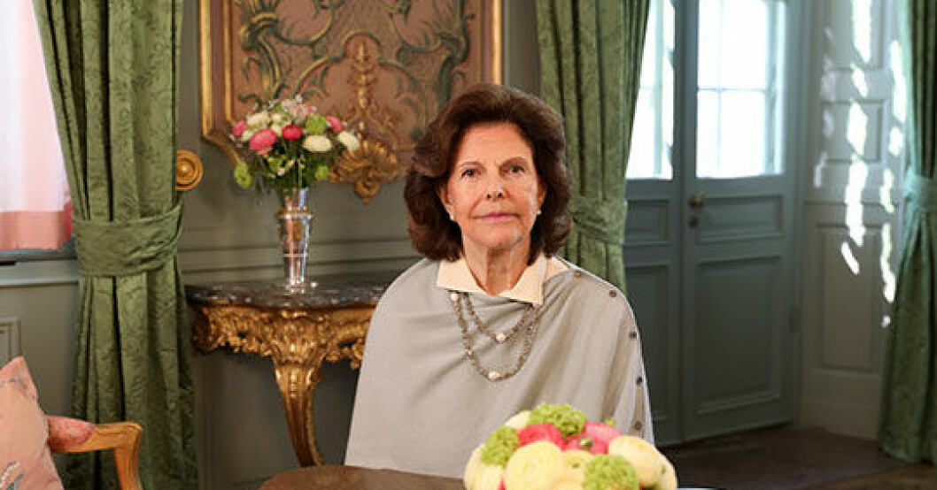Drottning Silvia döljer armen