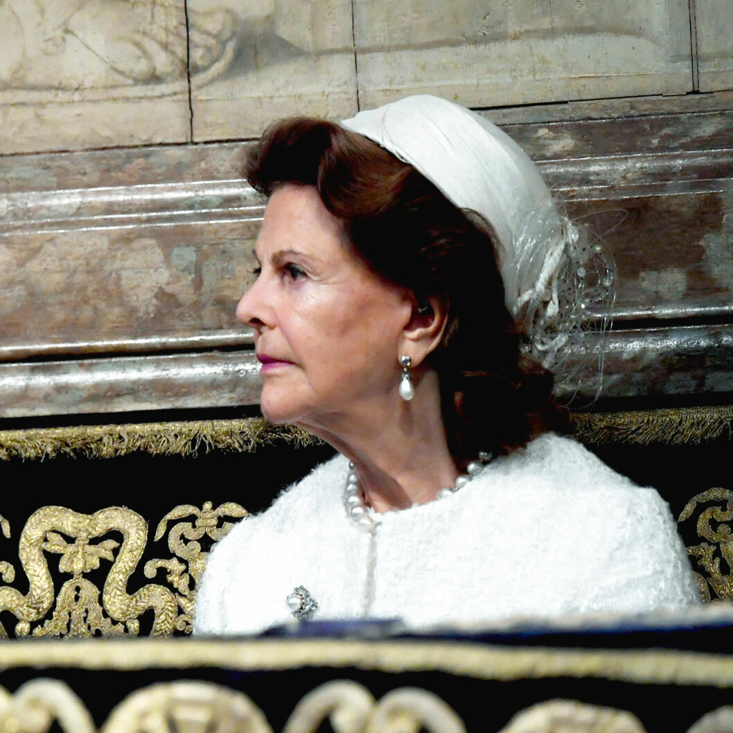 Dagens drottninghatt: En vit pillerburk i siden. Riksmötets öppnande 2020: Drottning Silvia i Storkyrkan