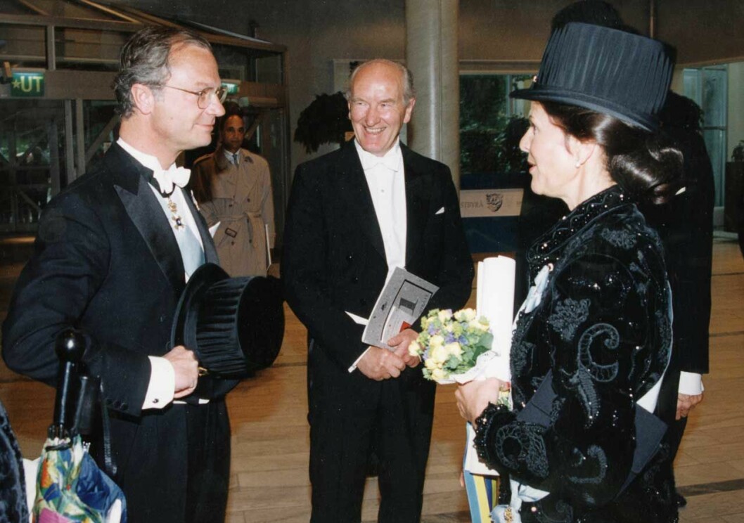 Året var 1999 och kungen var försten på plats för att gratulera. Kungen gratulerar drottning Silvia som blev hedersdoktor vid Göteborgs universitet 1999.