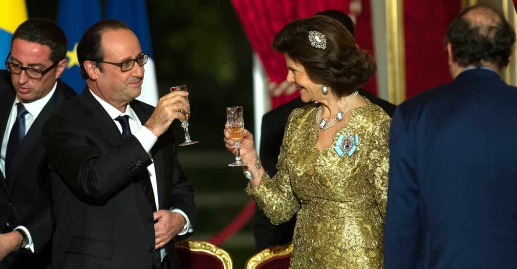 Silvia i Frankrike på statsbesöket. Kamén hon har i håret är egentligen en brosch och föreställer Napoleon. Silvia