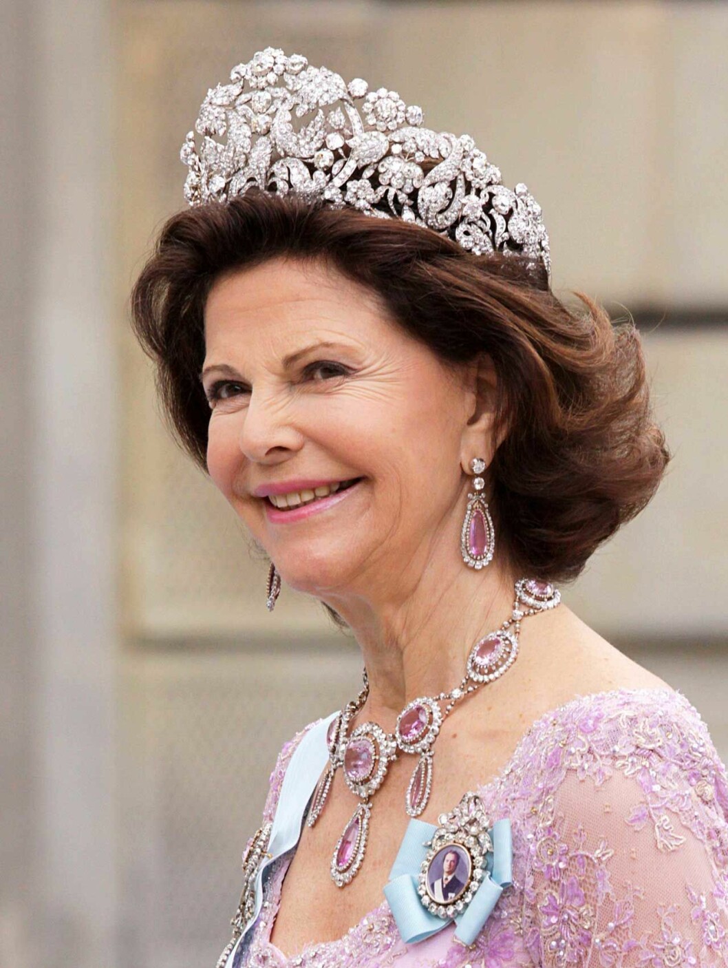 Visst ser det naturligt ut, och lätt? Men den här tunga tiaran kräver nackmuskler. Drottning Silvia i det brasilianska diademet.