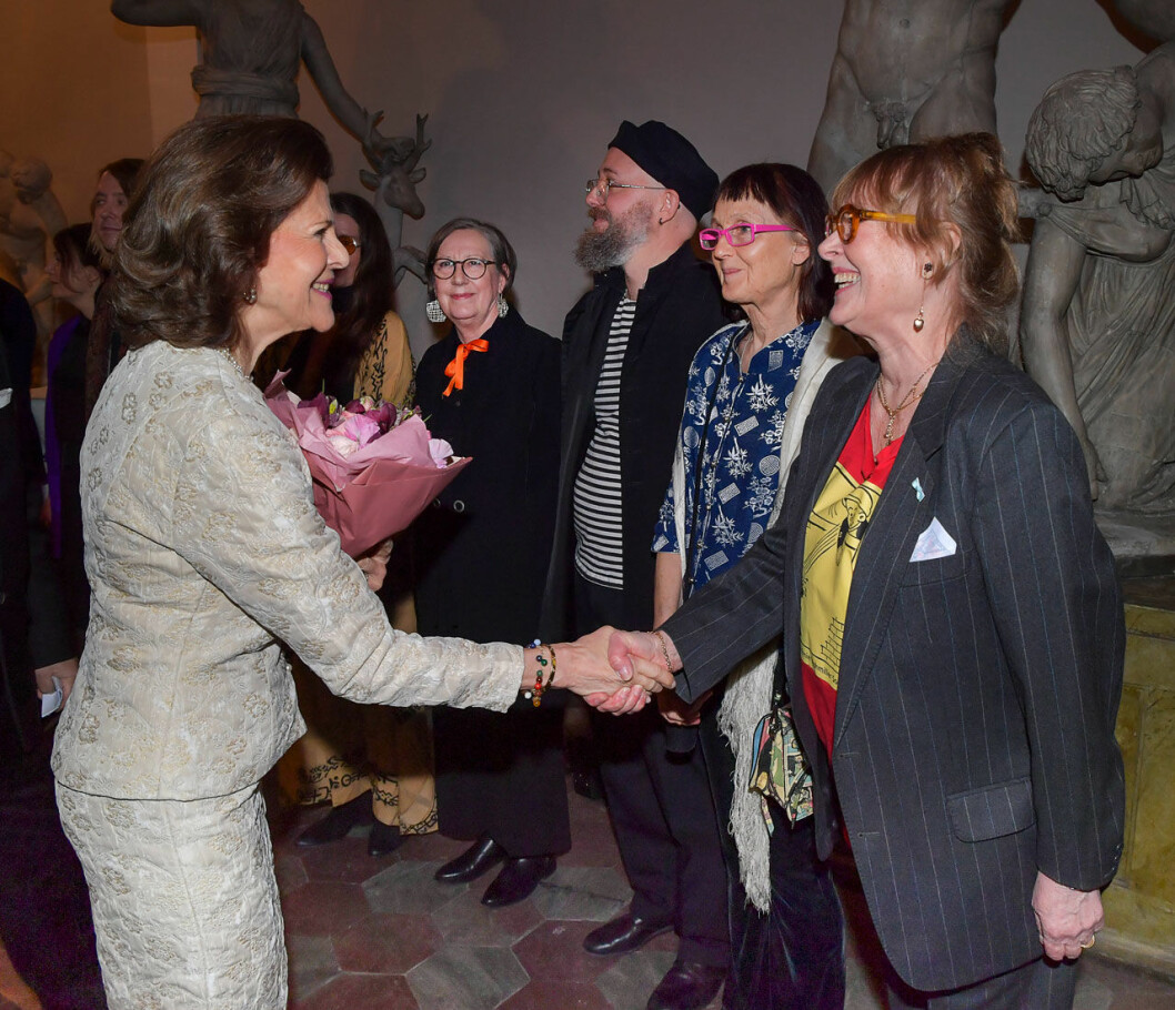 Drottning Silvia på Konstakademien, här med Marie-Louise Ekman. Drottning Silvia hälsar på Marie-Louise Ekman på Konstakademien.