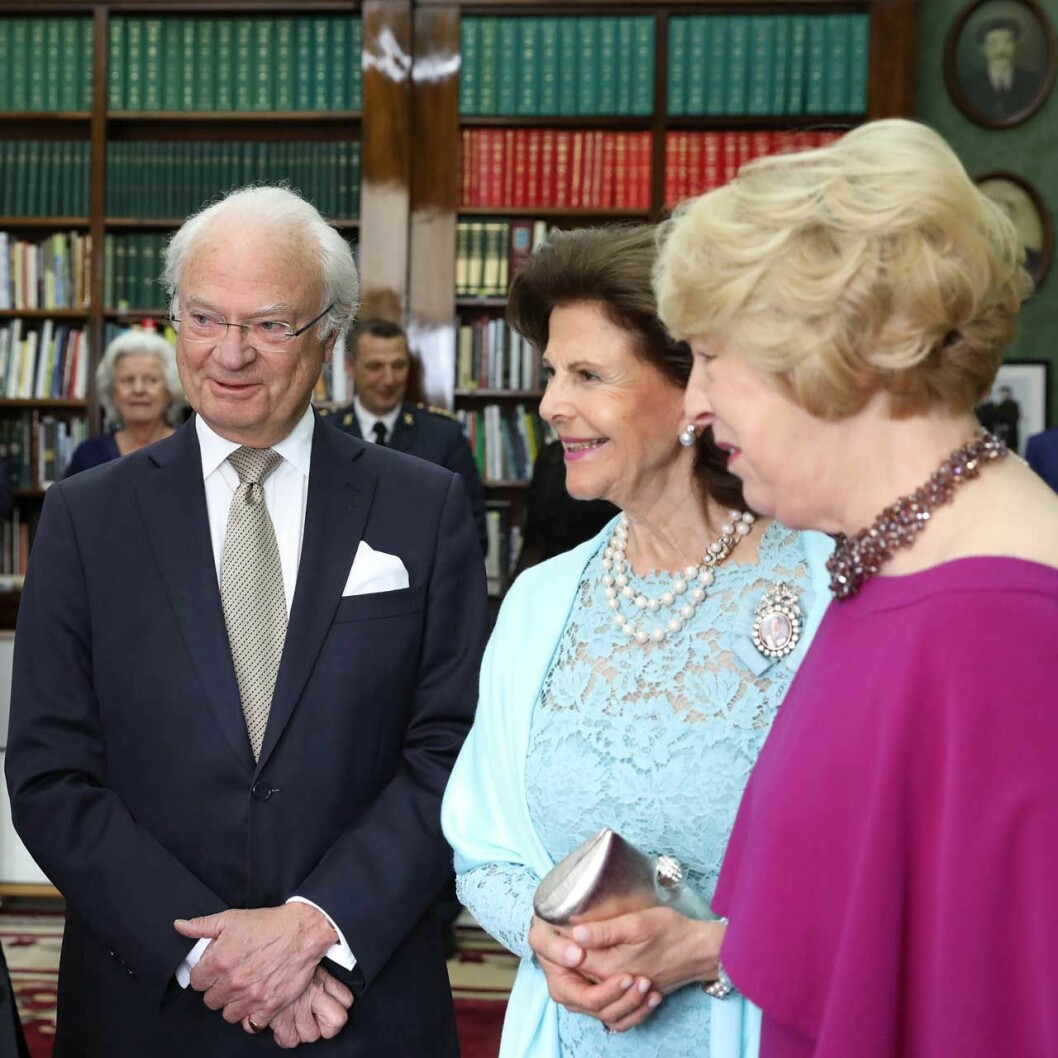 Drottning Silvia bar Valentino – genomgående. Första kvällen bar drottningen en turkos spetsklänning från Valentino, samma som vid prinsessan Leonores dop.