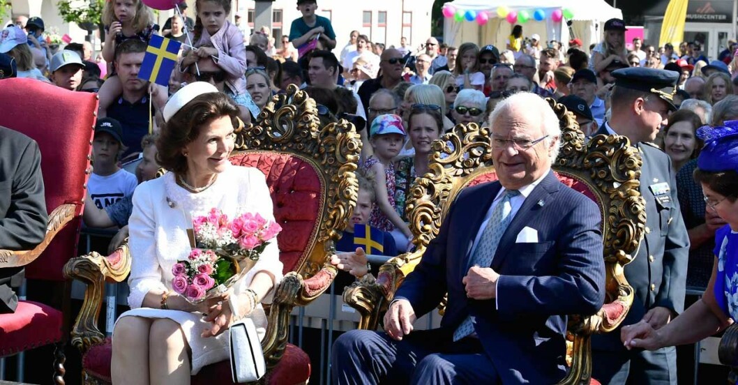 Här tittar Silvia med kärlek på sin man. Här tittar Silvia med kärlek på sin man.