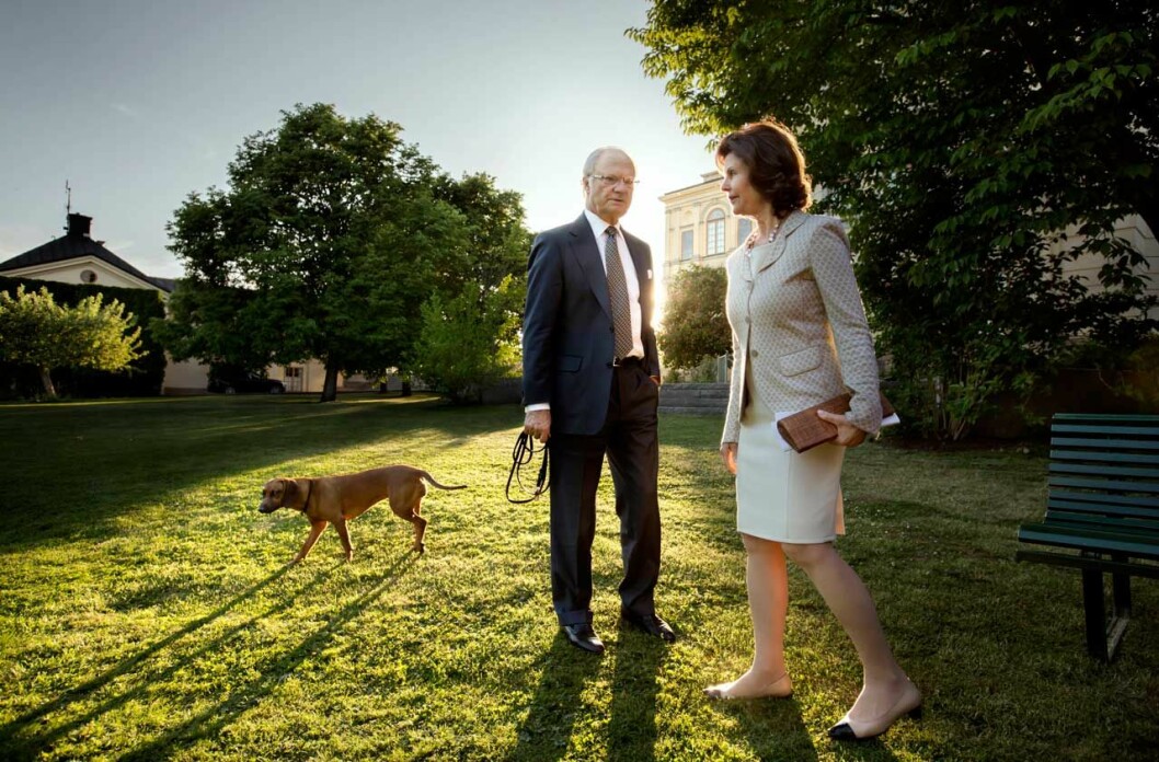 Kungaparet under en promenad med hunden utanför deras hem. Kungaparet under en promenad med hunden utanför deras hem.