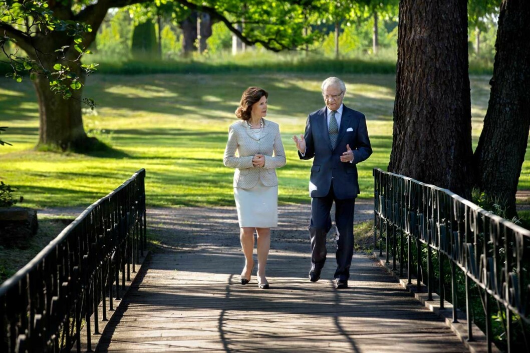 Kung Carl Gustaf och drottning Silvia älskar att promenera i parken. Kung Carl Gustaf och drottning Silvia älskar att promenera i parken.