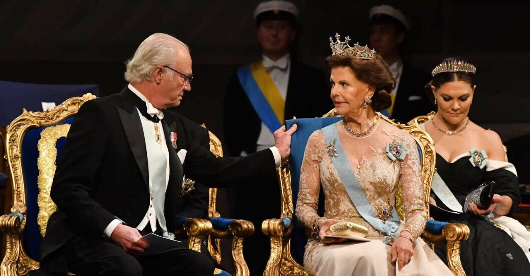 Kungen krishanterar. Nobel 2019, kungen på fel plats under prisutdelningen i Stockholms konserthus.