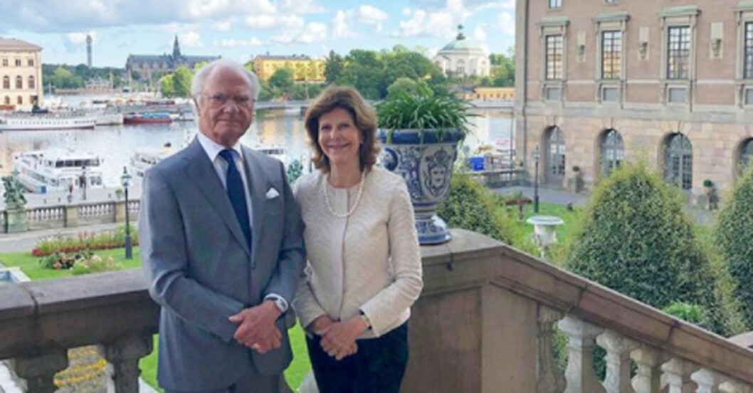 Ett fint och viktigt initiativ av kungaparet. Kungen och drottning Silvia framför Kungliga slottet