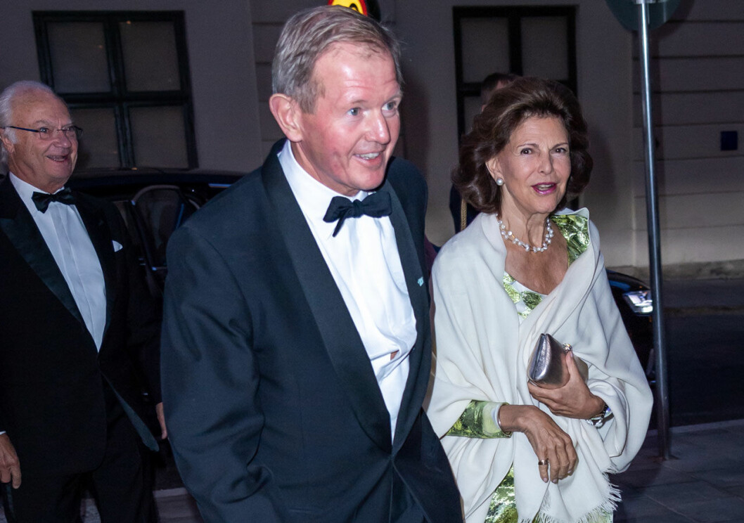 Paret välkomnades av Fanny Sachs och Marcus Wallenberg. Kungaparet välkomnades av Fanny Sachs och Marcus Wallenberg.