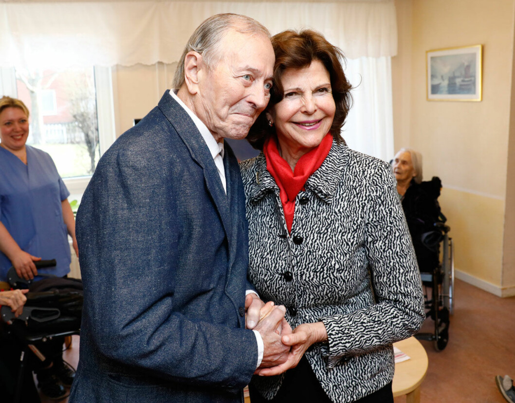 På Lotsens vård- och omsorgsboende. Drottningen blev helcharmad av Robert Sving. På Lotsens vård- och omsorgsboende, drottningen blev charmad av Robert Sving.