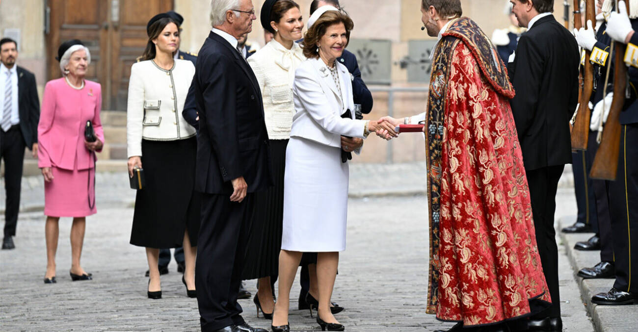 Drottning Silvia anländer till gudstjänsten i Storkyrkan med anledning av riksdagens öppnande.