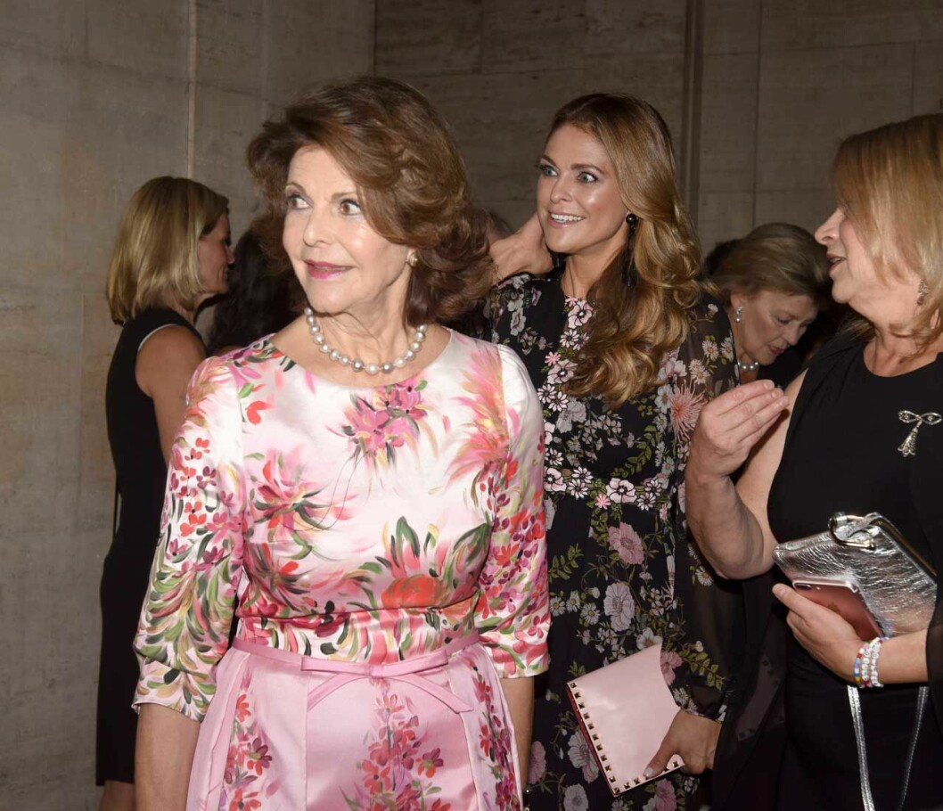 Som på beställning. För nu längtar vi på redaktionen efter lite kunglig glamour! Drottning Silvia och prinsessan Madeleine i vimlet när Childhood USA hade välgörenhetsgala i New York 2018.