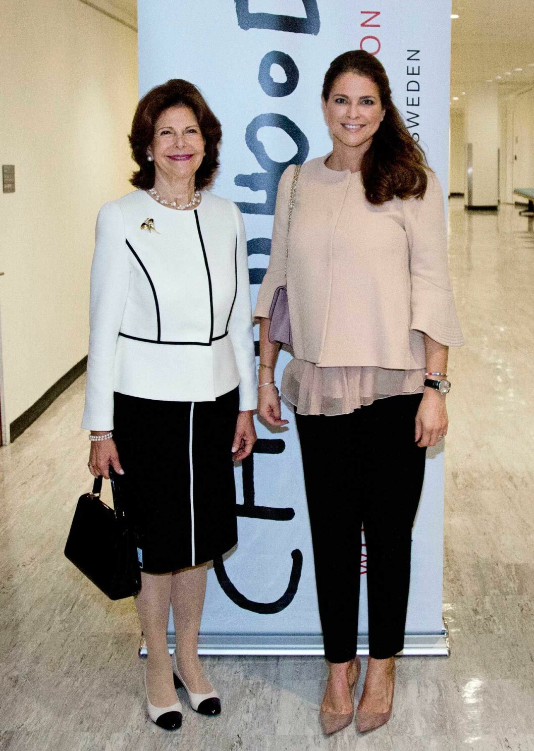 Alla pengar som kommer in vid välgörenhetsmiddagen på Tyrol går oavkortat till Childhood. Drottning Silvia och prinsessan Madeleine.