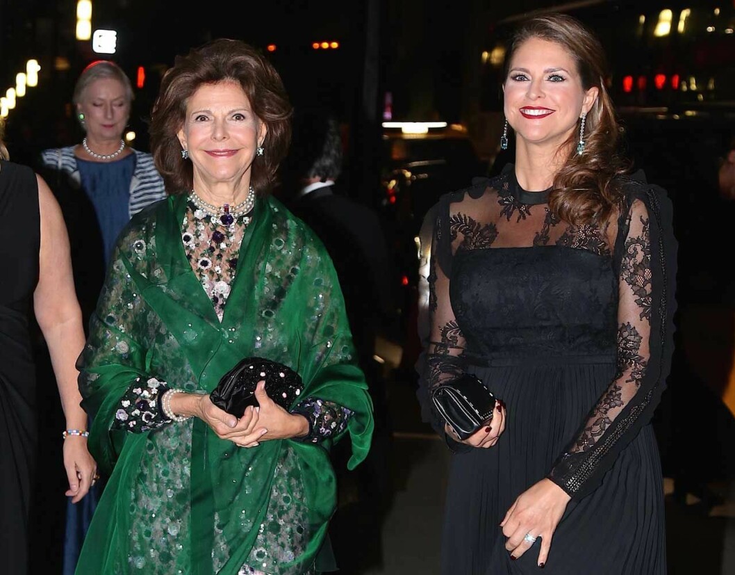 Imorgon får vi se drottning Silvia vid prinsessan Madeleines sida i balsalen på Cipriani på Broadway, precis som i fjol. Före middagen deltar de även i Childhoods seminarium i FN på temat ”Out of the Shadows: Shining Light on Child Sexual Abuse and Exploitation”. Imorgon får vi se drottning Silvia vid prinsessan Madeleines sida i balsalen på Cipriani på Broadway, precis som i fjol. Före middagen deltar de även i Childhoods seminarium i FN på temat ”Out of the Shadows: Shining Light on Child Sexual Abuse and Exploitation”.
