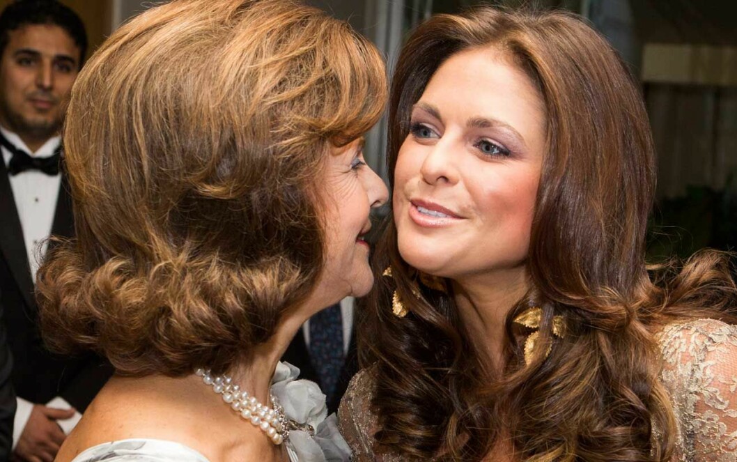 prinsessan Madeleine kindpussas med sin mamma drottning Silvia