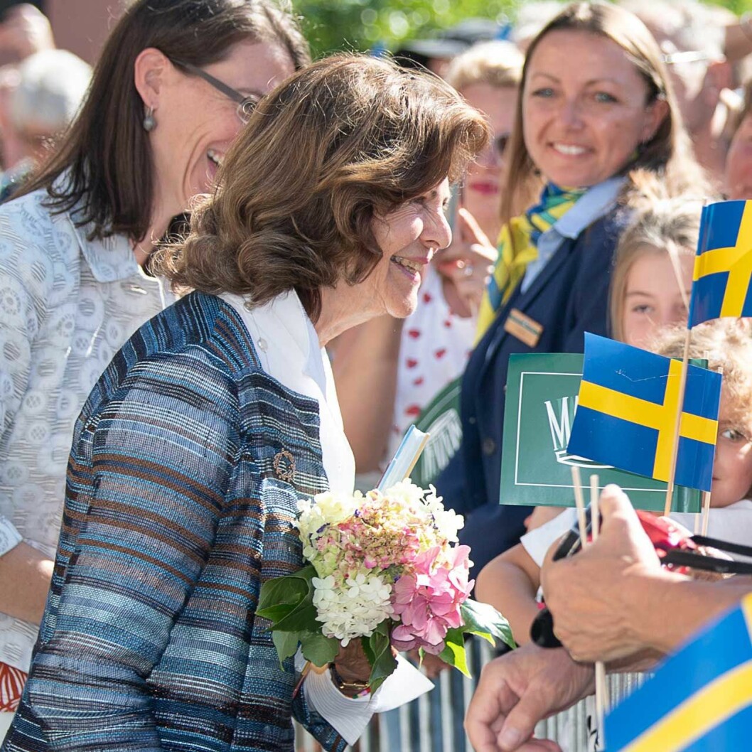 Drottning Silvia är på en bejublad turné i sitt gamla hemland och så här festligt var det utanför slottet. Drottning Silvia är på resa i Tyskland.