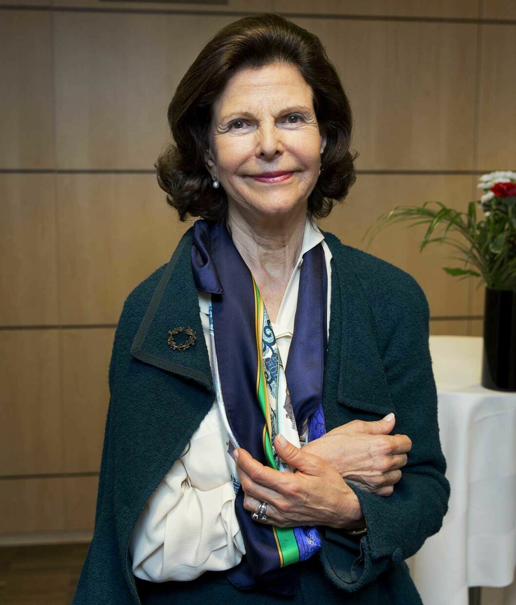 Det var 2015 som drottningen fick en fraktur i höger axel efter att ha fallit i backen. Hermès-scarfen blev en perfekt mitella! Det var 2015 som drottningen fick en fraktur i höger axel efter att ha fallit i backen. Hermès-scarfen blev en perfekt mitella!
