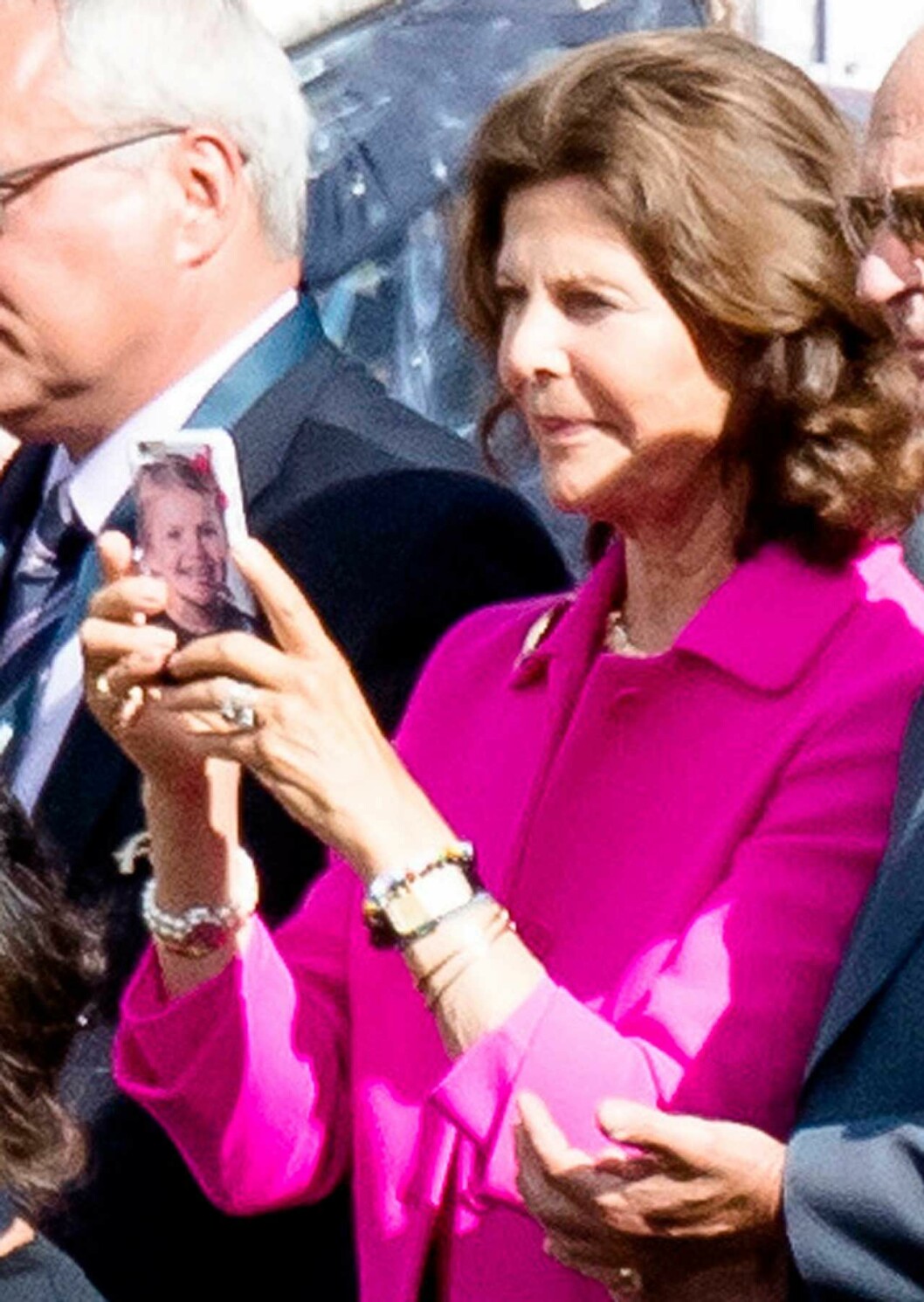 Mormor Silvia med Estelle-mobilen. Drottning Silvia har sitt barnbarn prinsessan Estelle på mobilskalet.