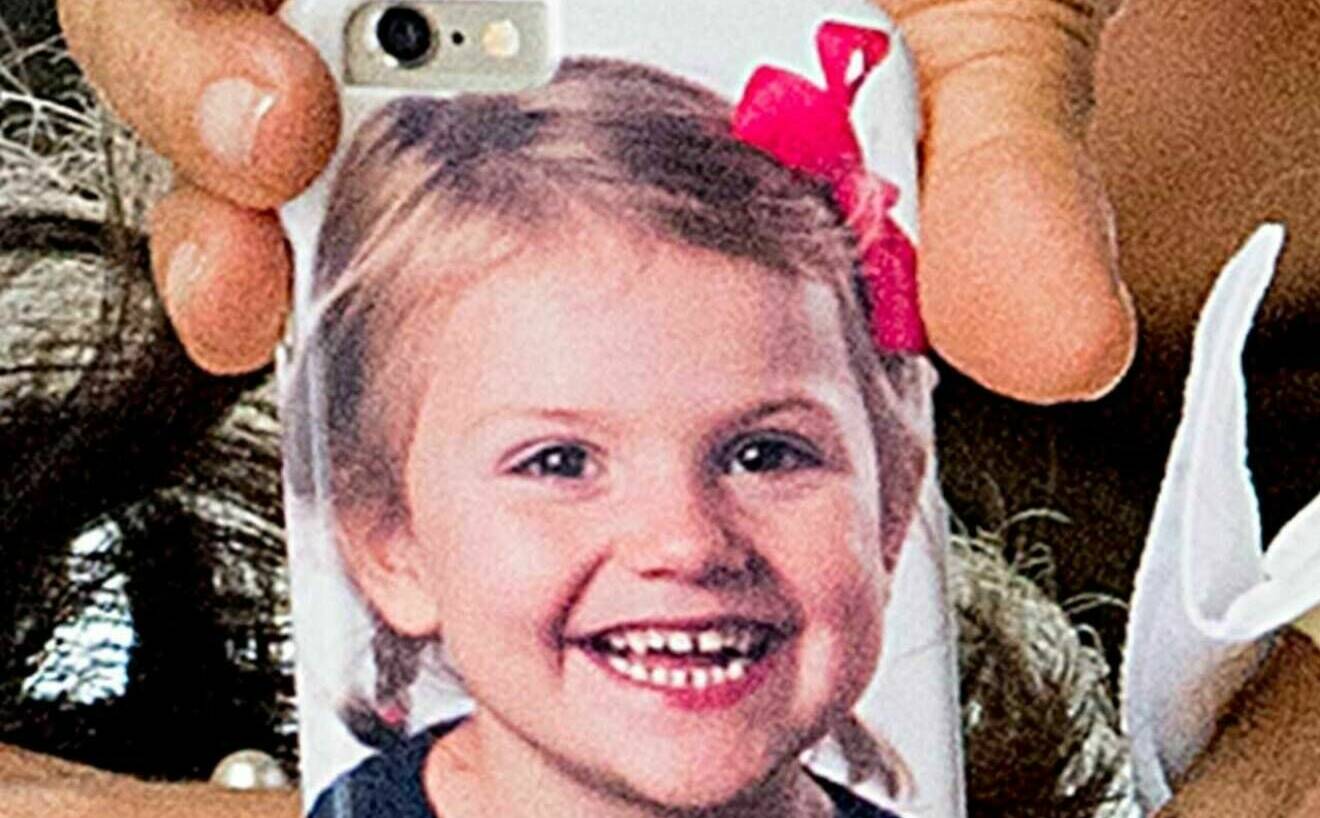 Drottning Silvias mobilskal med en bild på en leende prinsessan Estelle