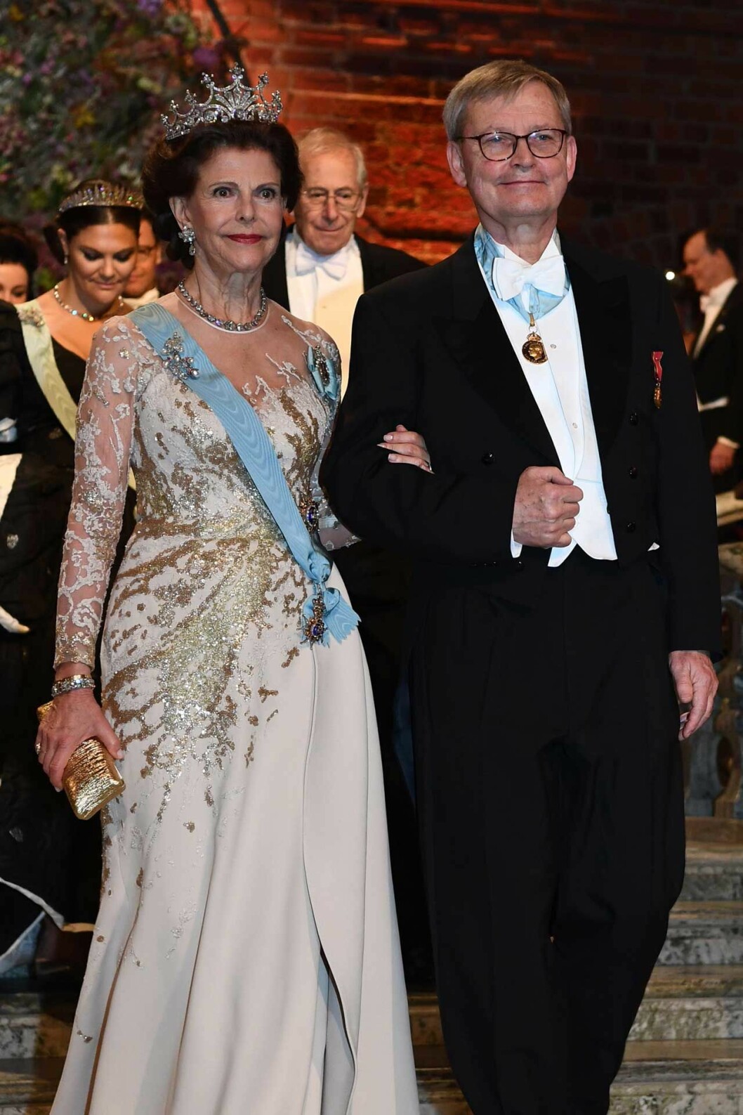 Många tror att drottningen alltid bär nytt på Nobel, men så är det faktiskt inte. Den här klänningen såg vi första gången under hennes besök i Beirut i höstas. Drottning Silvia i sin Elie Saab-klänning under Nobel 2019.