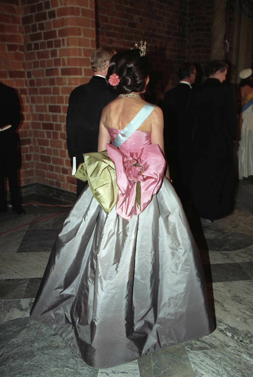 Så här såg det ur när drottningen bar klänningen på Nobelfesten 1995. Drottning Silvia bar klänningen på Nobelfesten 1995