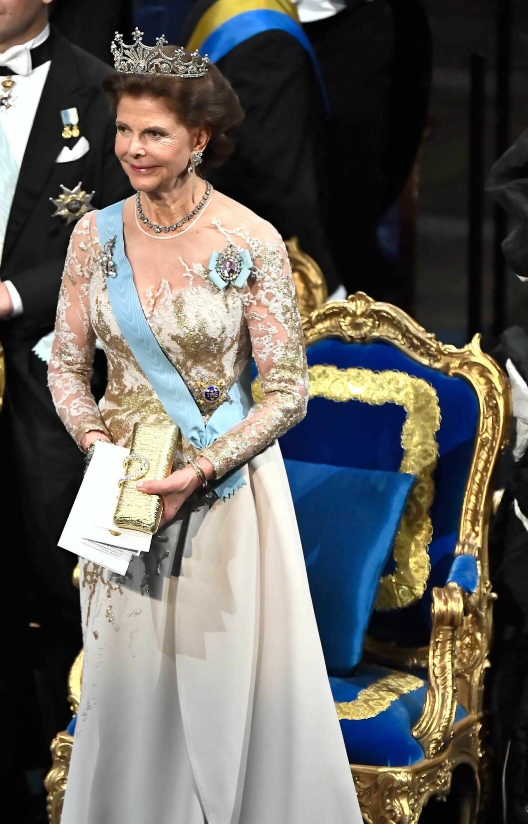 Fel stol. Men kudden är tillbaka! Drottning Silvia med sin ryggkudde under Nobel 2019.