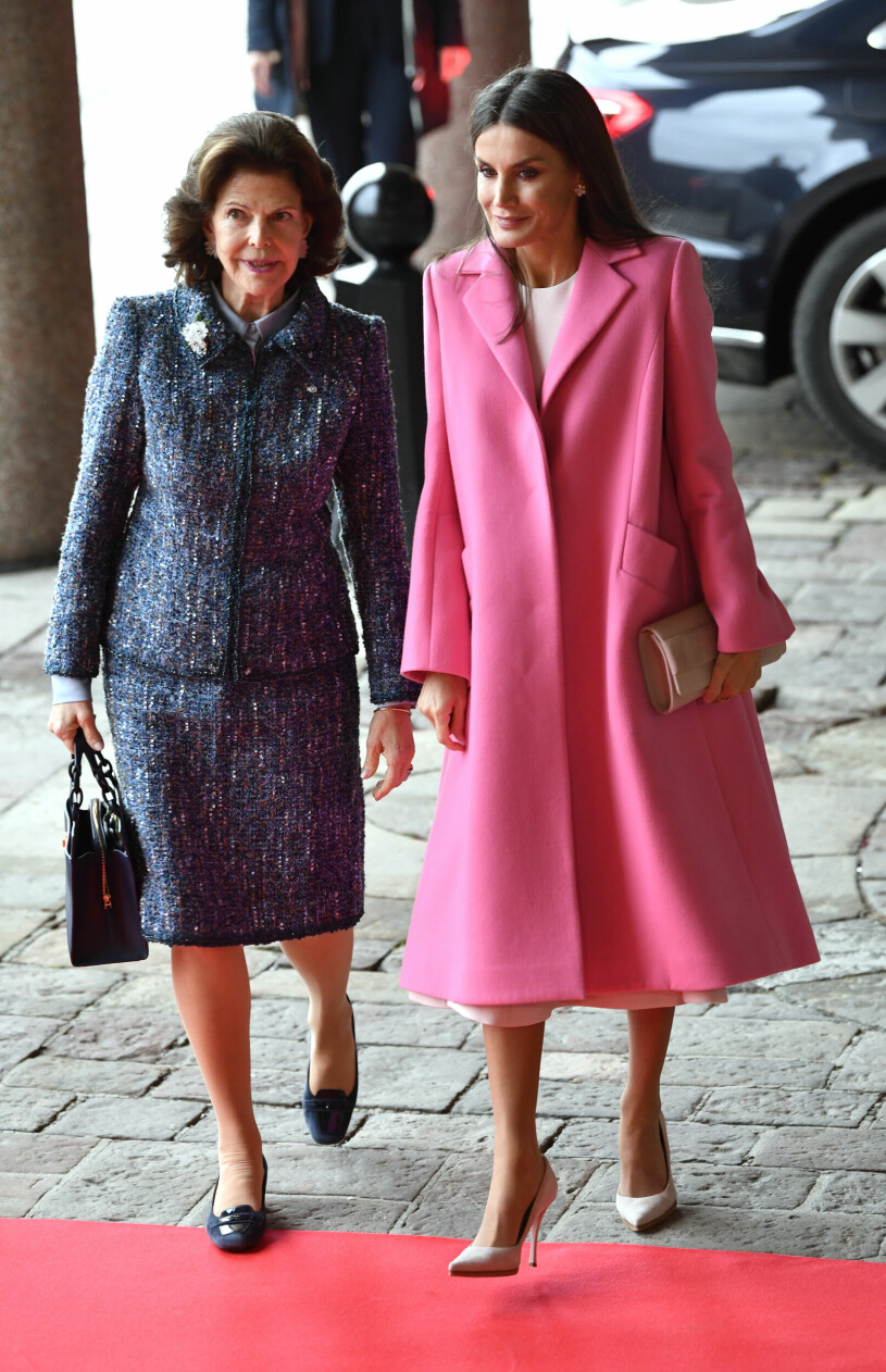 Under det spanska kungaparets besök i Sverige bar drottning Silvia en tweedjacka med matchande kjol. Silvia och Letizia i Stockholm