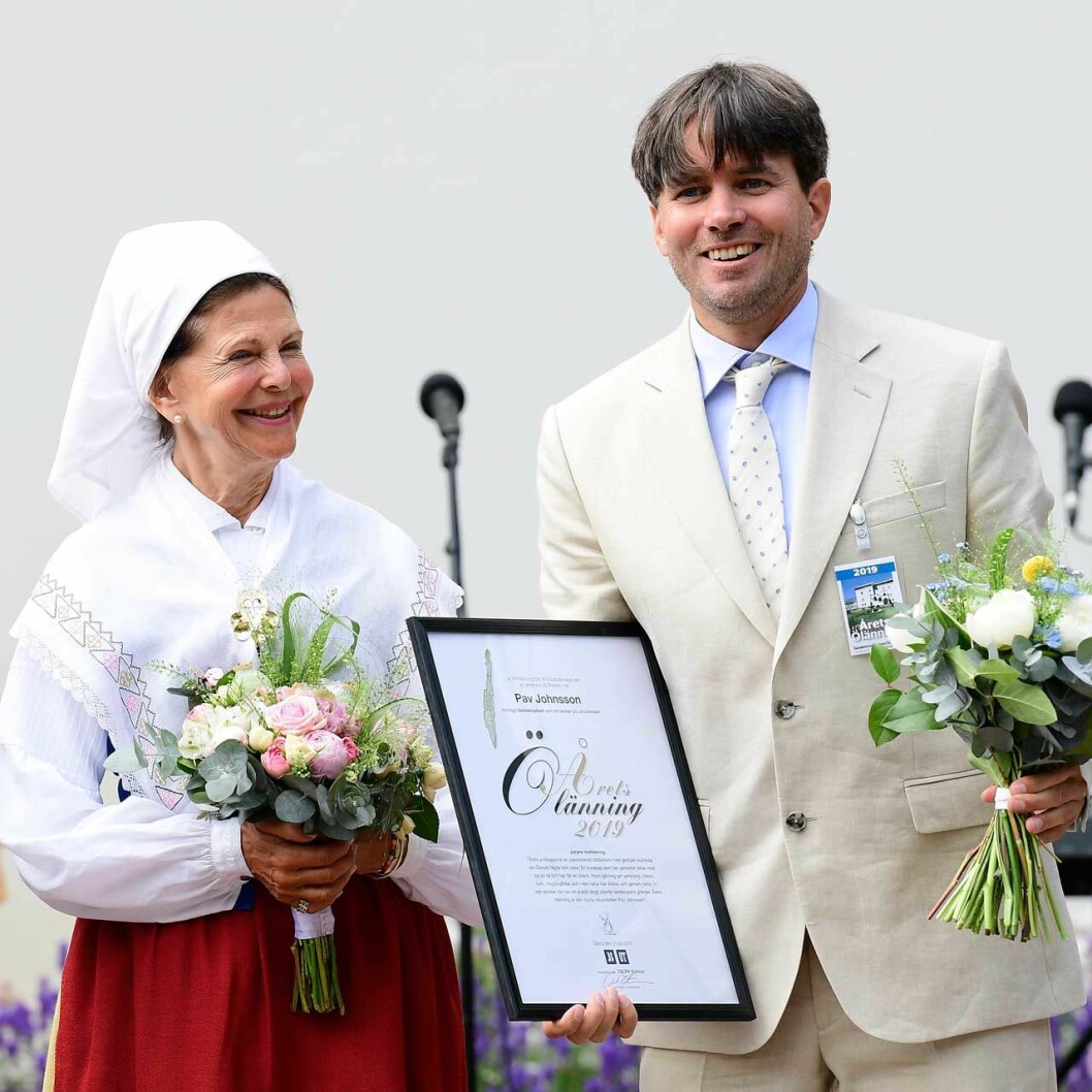 Drottning Silvia med den glade pristagaren. Drottning Silvia med Pav Johnsson som utsetts till Årets Ölänning 2019.