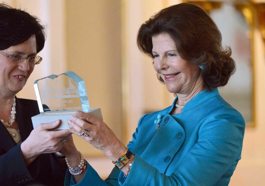 Den här glasskulpturen fick hon i tyska Gotha 2014. Drottning Silvia får Friedenstein-priset i tyska Gotha 2014.