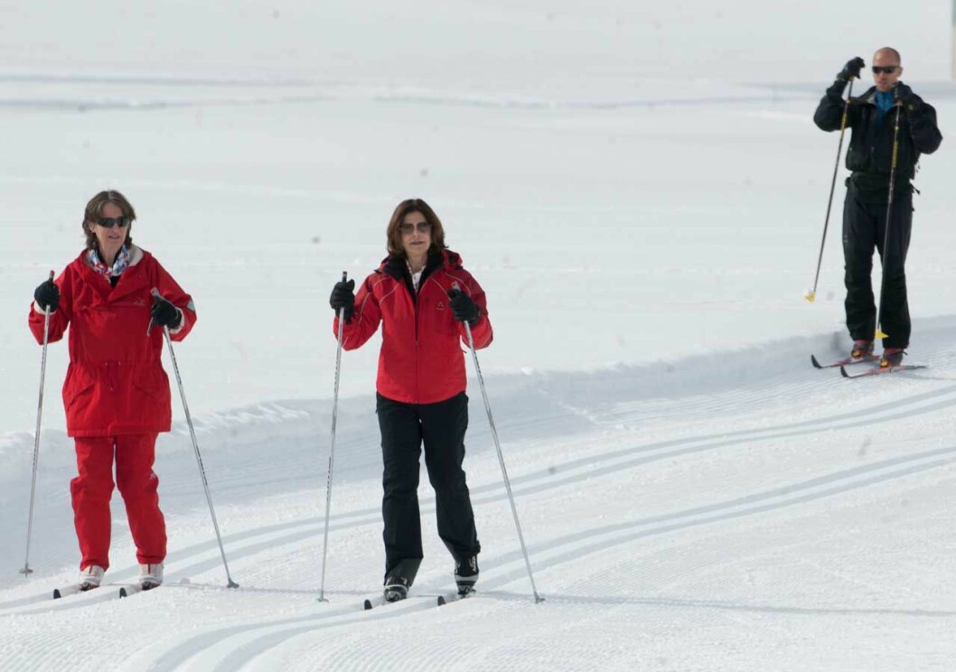 Drottningen åker längd med väninnan Caroline Berglund – och med säpo. drottning silvia åker skidor med väninnan caroline berglund och säpo.