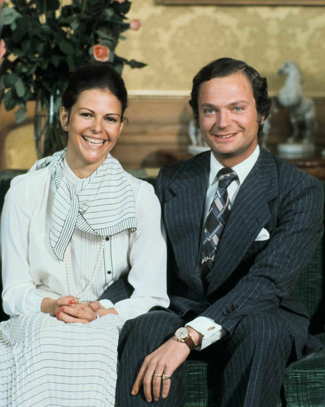 I förlovningssoffan den 12 mars 1976. Kung Carl Gustaf och Silvia Sommerlath i förlovningssoffan på Stockholms slott den 12 mars 1976.