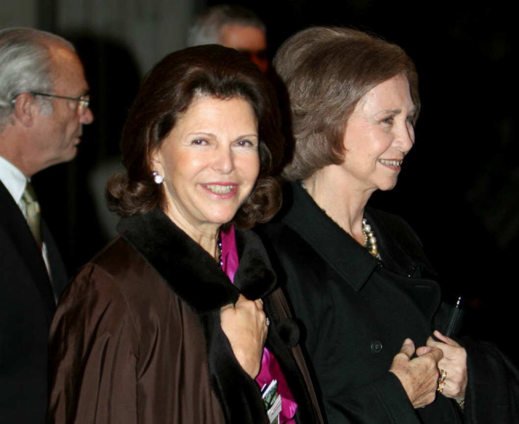 Drottning Silvia och drottning Sofìa är mycket goda vänner. Här är de tillsammans under Barnkonventionens 20-årsjubileum i Berwaldhallen. Silvia-Sofia-Ste1