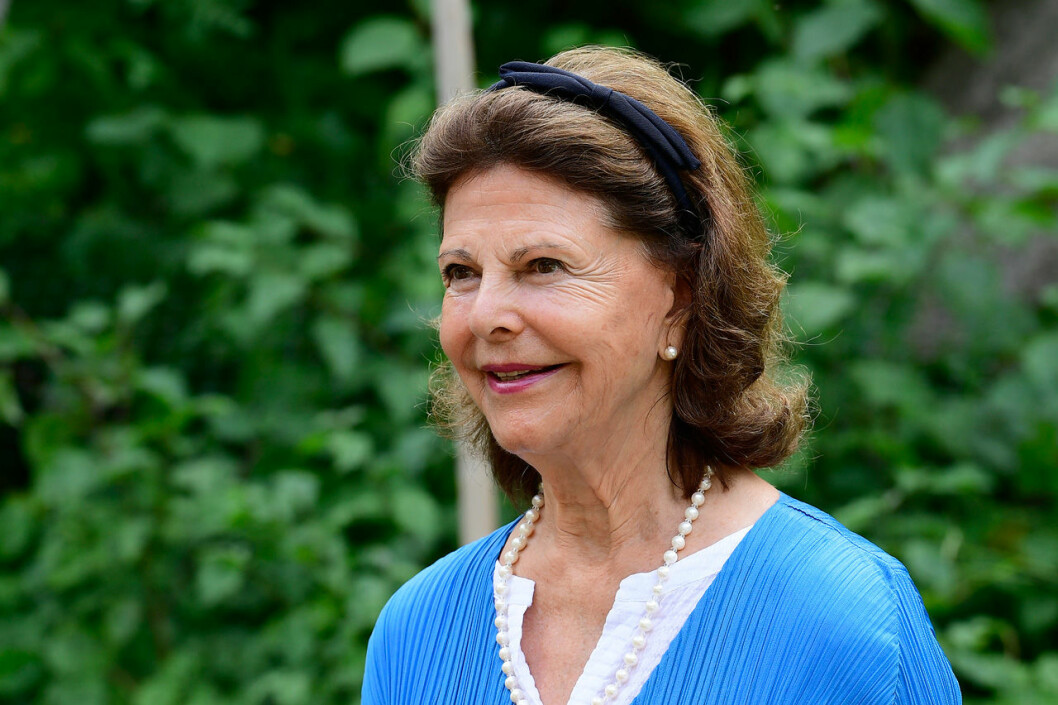 Drottning Silvia på Solliden, 2020. Här delar hon ut pris till bästa ”Idéträdgårdar””2020 på temat ”Balkong: Tema Hemester” vid Gustav V krocketplan i Sollidens slottspark. Silvia