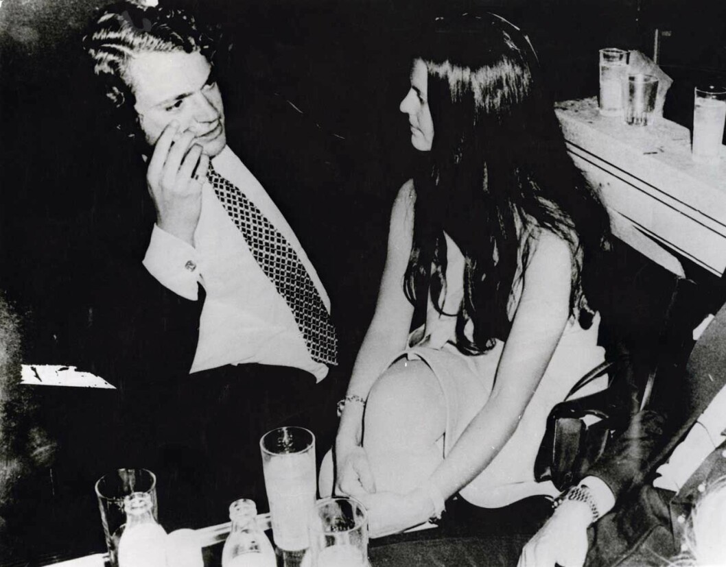 Efter familjemiddagen fortsatte kungen och Silvia till Kinki Bar, och det var där som den här bilden togs, lördagen den 26 augusti 1972. Första bilden på kungen och Silvia togs på Kinki Bar i München lördagen den 26 augusti 1972.