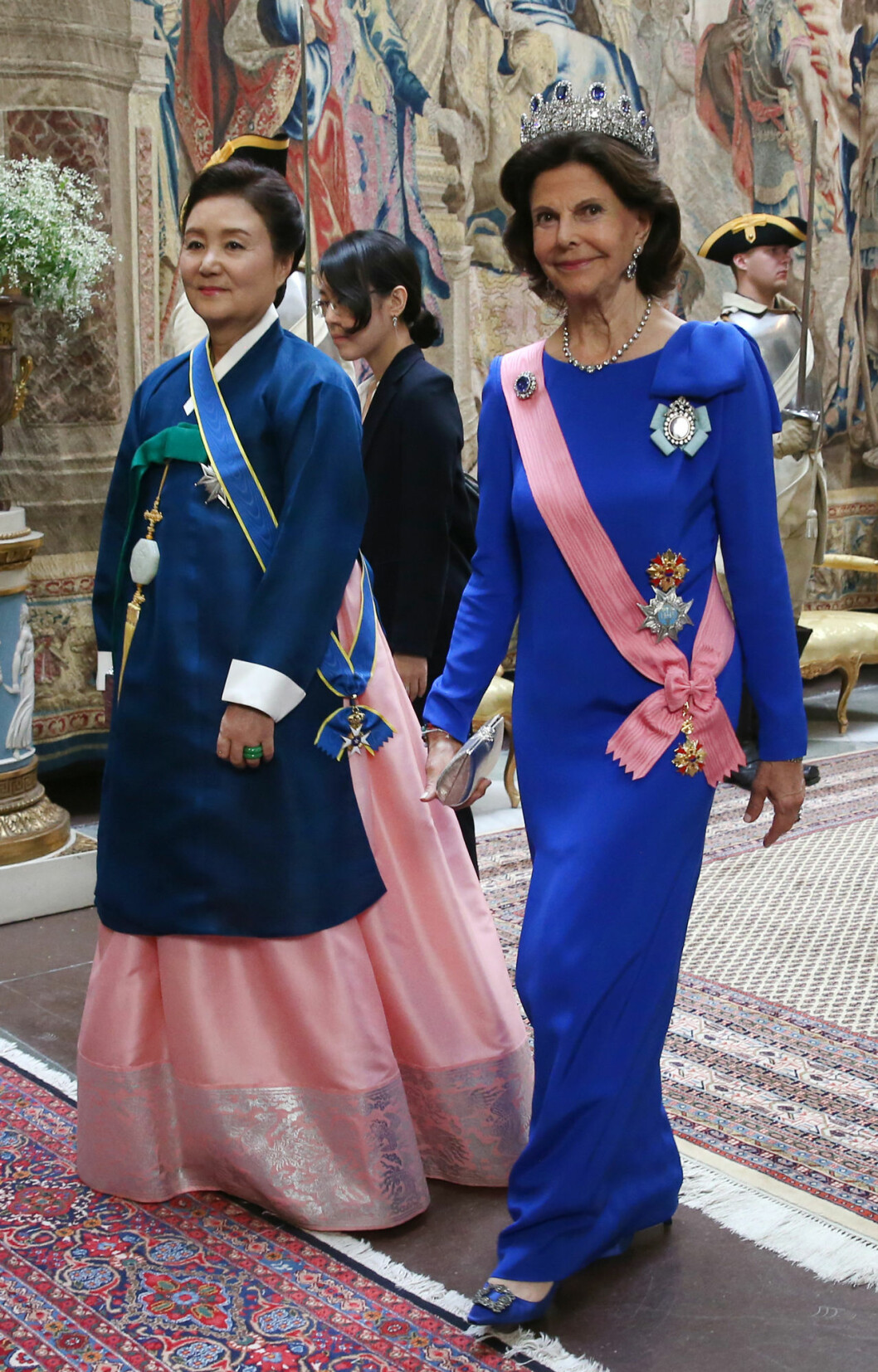Drottning Silvia med presidentens hustru Kim Jung-sook, som kvällen till ära bar en traditionell, koreansk dräkt. Drottning Silvia med presidentens hustru Kim Jung-sook, som bar en traditionell, koreansk dräkt.
